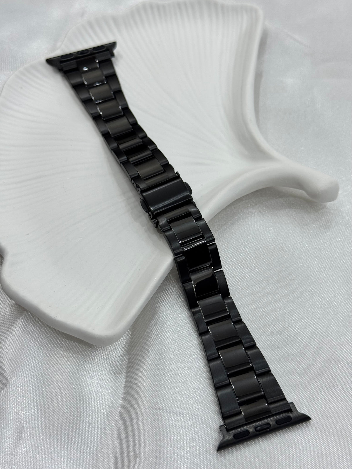 Close up of Classic 3-Link Black Band