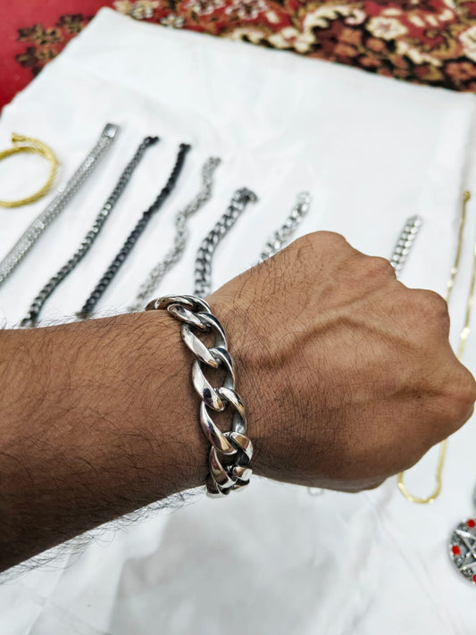 man wearing Mens 18mm Cuban Link Bracelet