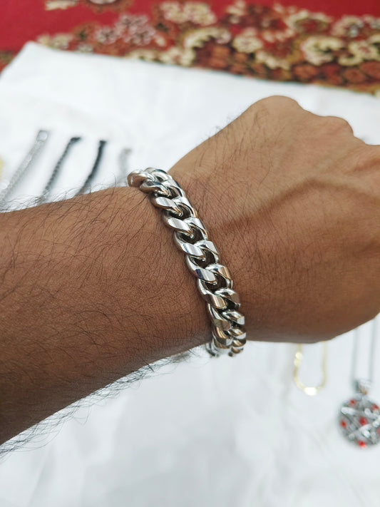 Man wearing Mens Cuban Chain Bracelet