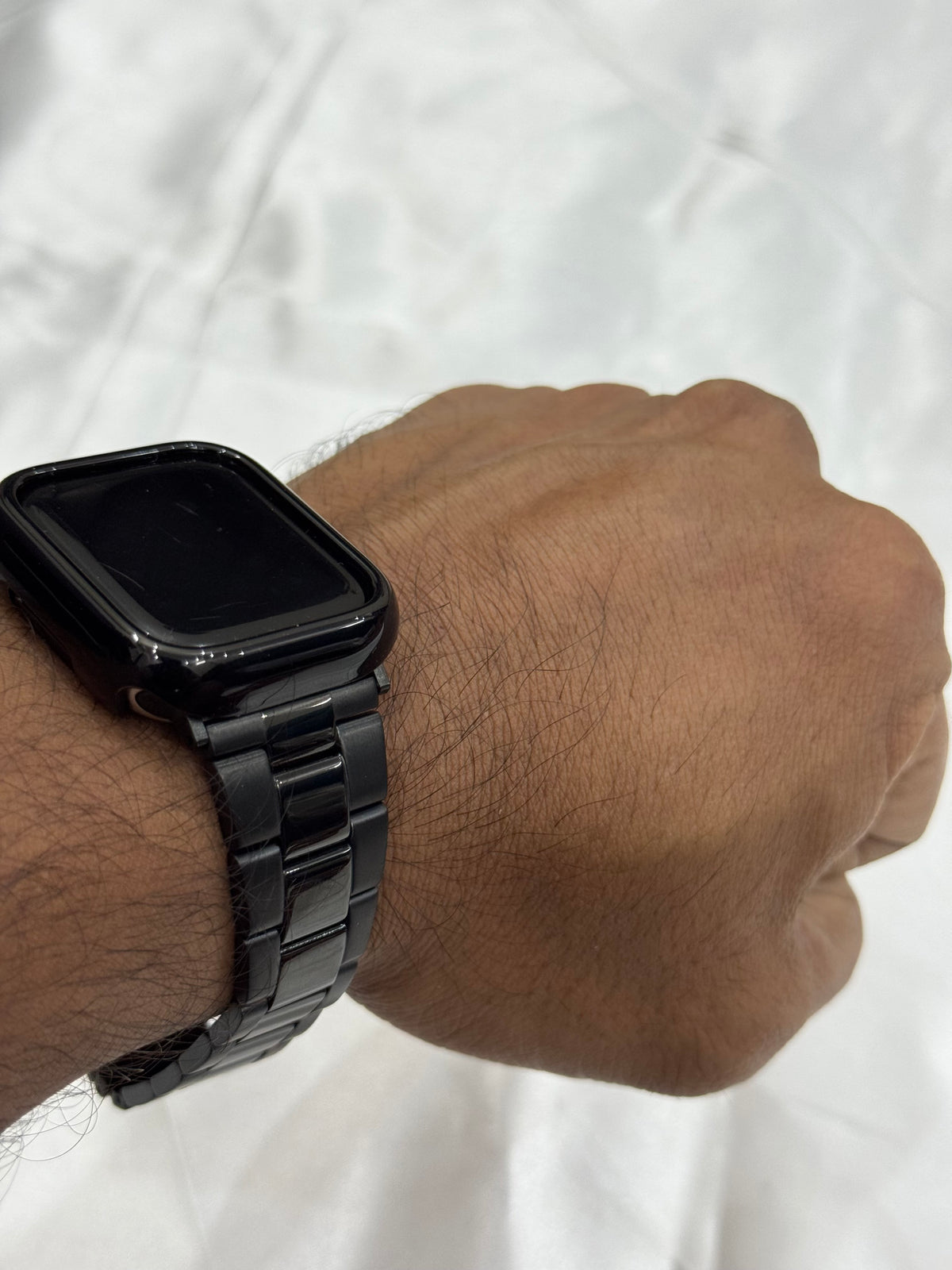 Model wearing Classic 3-Link Black Band 