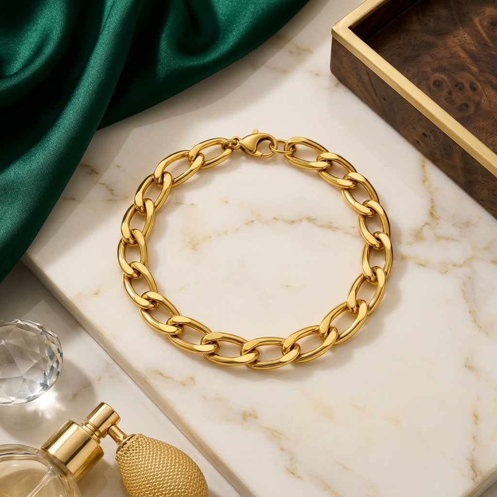 Close up of Mens Classic Gold Curb Chain Bracelet