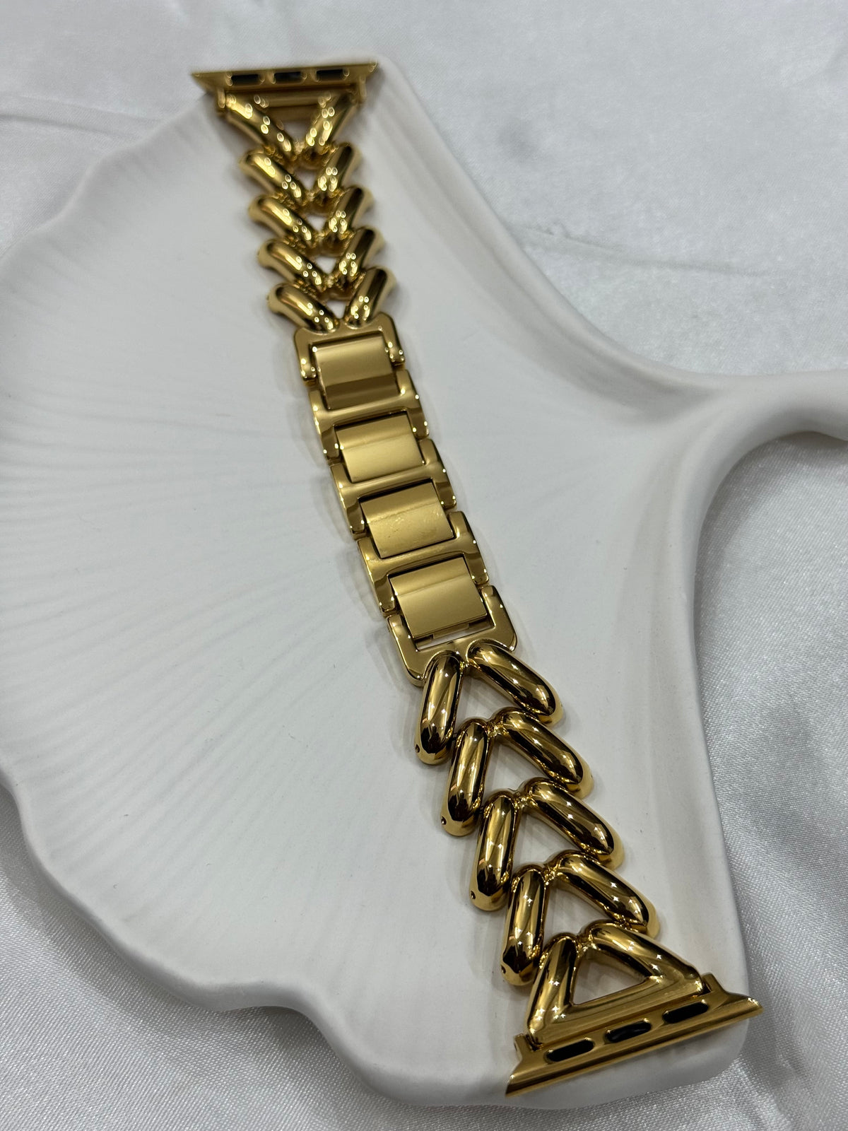 Top view of Heart Link Gold Band