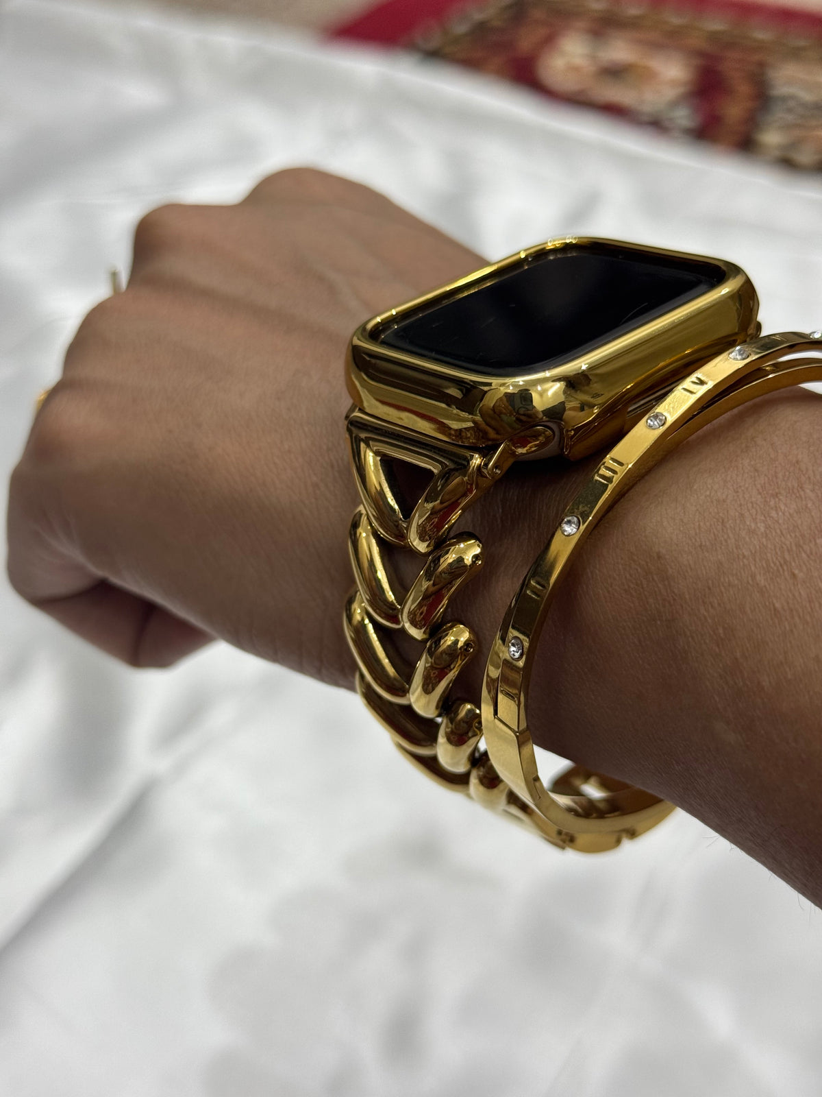 model wearing Heart Link Gold Band