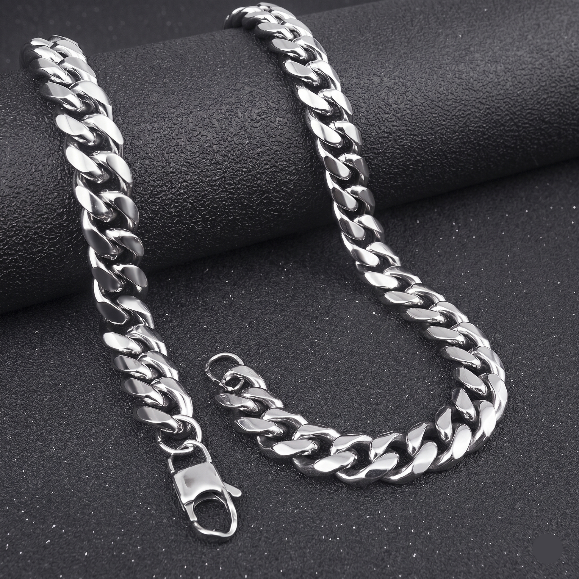 Close up of Mens Cuban Chain Necklace