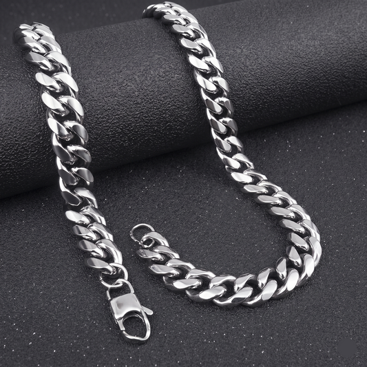 Close up of Mens Cuban Chain Necklace