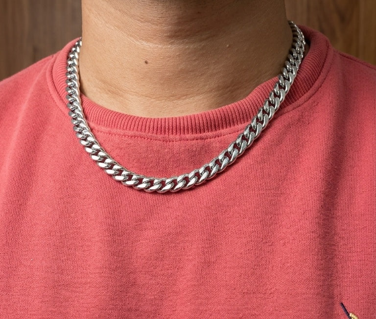 Man wearing Mens Cuban Chain Necklace